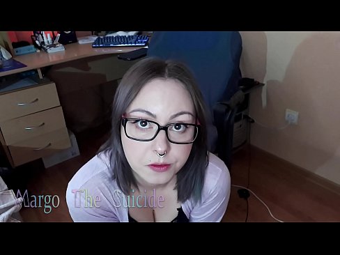 ❤️ Kynþokkafull stelpa með gleraugu sýgur dildó djúpt á myndavélinni Kynlíf á is.xxxshake.ru